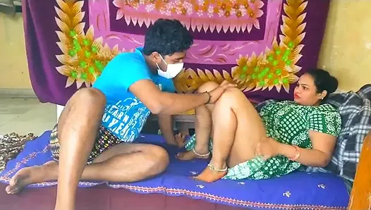 Üvey kız kardeşini parmaklarken yakaladı ve sonra onu iyice sikti