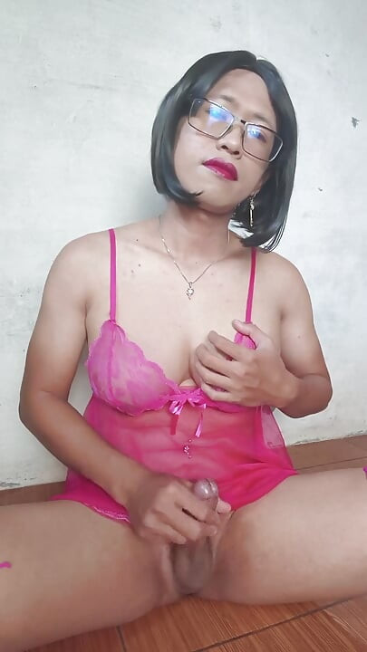 Mitha zhe si waria super hot lagi asik muasin memeknya pakai dildo