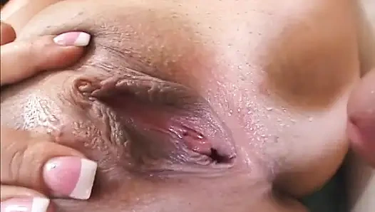 Hübsches teenie genießt es, nach einem harten fick gesichtsbesamt zu werden