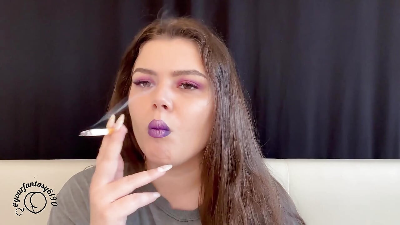 Seducción de humo morado: vapeo en primer plano y fumar