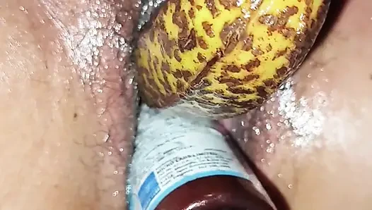 Memompa pisang dan botol ke memek saudara ipar dan banyak menidurinya.