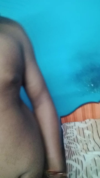 Treba mi pička, moram da se drkam bez pičke.