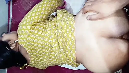 Yenge büyük yarak emiyor ve sert anal seks domaltarak pozisyonunu deniyor