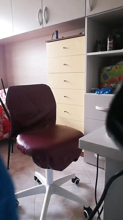 Ik plas en doop de top van mijn lul in mijn piss en masturbeer mijn harde lul