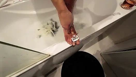 Üvey oğlumla vahşi seks yapmadan önce vücudu hazırla. Vücut tıraşı ve meme masajı.4 kez boşalma