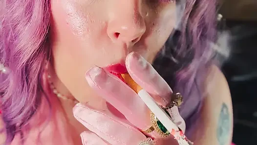 Симпатичная Tina Snua кончик к хвостам 2 сигареты с множеством дымовых колец в атласных перчатках и ювелирных изделиях