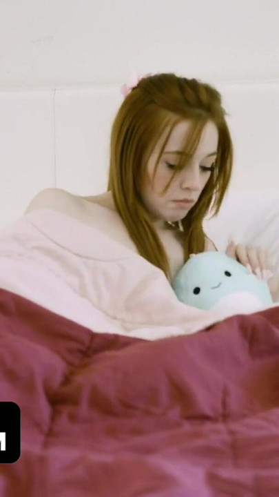 Látványos pillanat a "Tiny Red Head Madi Collins maszturbál a fogkefével" című filmből