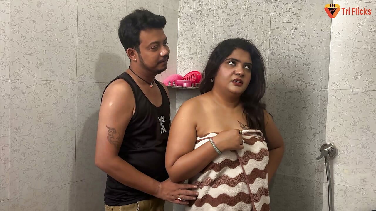 Pulamber nai bath room ka toti thik karty karty malkin kai sath kar dala sex