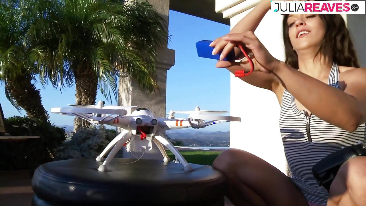 สาวร่านแหกขาบนโซฟาขณะที่พวกเขาช่วยตัวเองด้วยดิลโด้ขนาดใหญ่