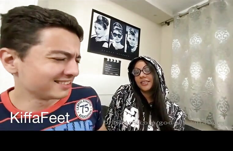 Deusa Kiffa em menina nerd domina cara popular