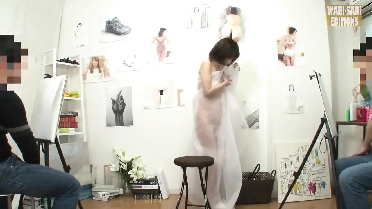 Mujer casada contratada para un trabajo de arte desnudo que convierte cada pose en tentación - 1