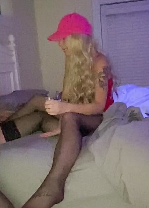 Bölüm 2 iç çamaşırlı ve çoraplı ateşli evli kadın ve travesti koca seks yapıyor
