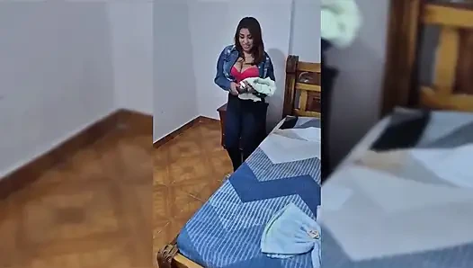 Çok cüretkar kız bir motelde, bir müşteriyle prezervatifsiz sikişmeye karar verdi