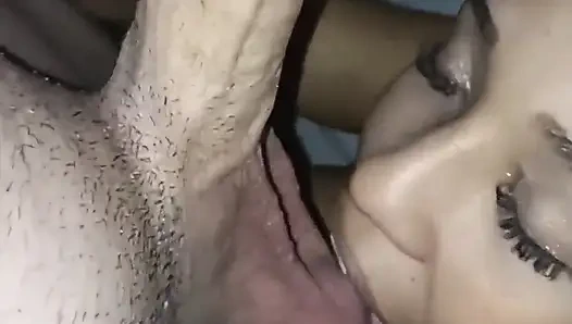 Er kommt aus dem Badezimmer und fragt nach einem Handtuch zum abtrocknen und was ich mache, ist ende auf seinem gesicht und jetzt muss er aga ein bad nehmen