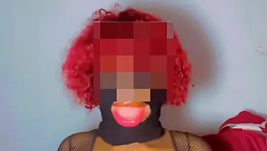 Ateşli hamile kadın göğüslerini okşuyorken erotik dans havasında