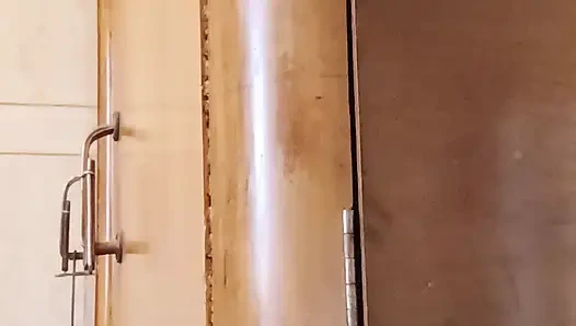 Siyah gömleğin altında minyon memeler