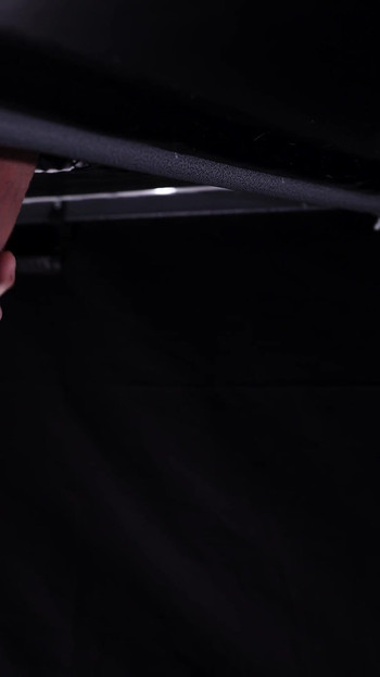 Gledaj kako Zander leti i njegov masivni neobrezani kanon pulsira dok ga gura kroz rupu na mom stolu za mužnju