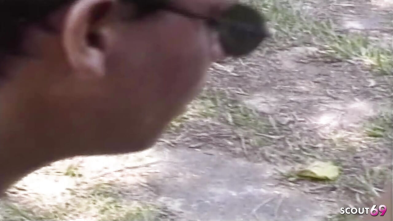 Latina transexual tetona follada anal por una polla gruesa en un trío al aire libre