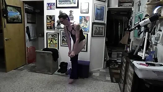 Kevinstockings kolay erişimli oyuncak ve meme ucu kıskaçlarıyla neredeyse çıplak