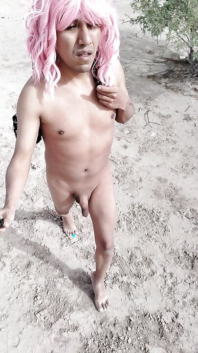 รองเท้าส้นสูงเท้าน่ารักและมินิเดรสดอกทองนี้เปลือยกายในที่สาธารณะร้อนมาก