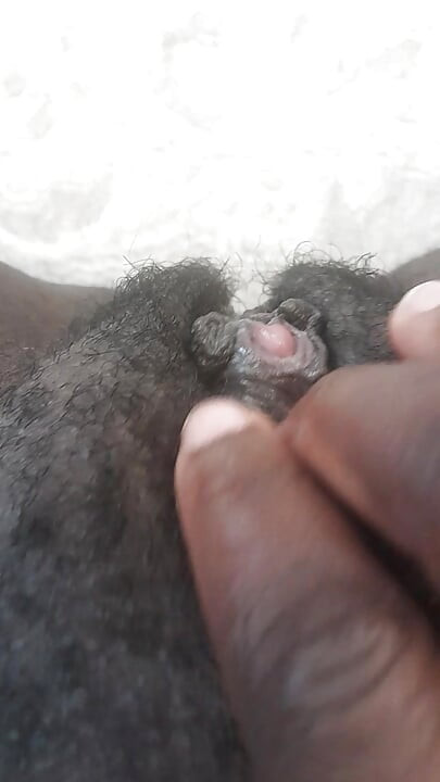 Duitse zwarte dikke harige natte kut met grote clitoris close-up