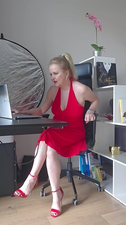 Auntie Getting Horny Online