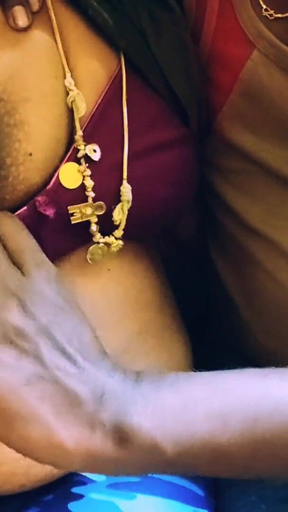 Kötelező pillanat a "Tamil Dirty Talk Sofa Sex Cow Girl Position Indian Sofa Sex My Chella Thevidiya" című filmből