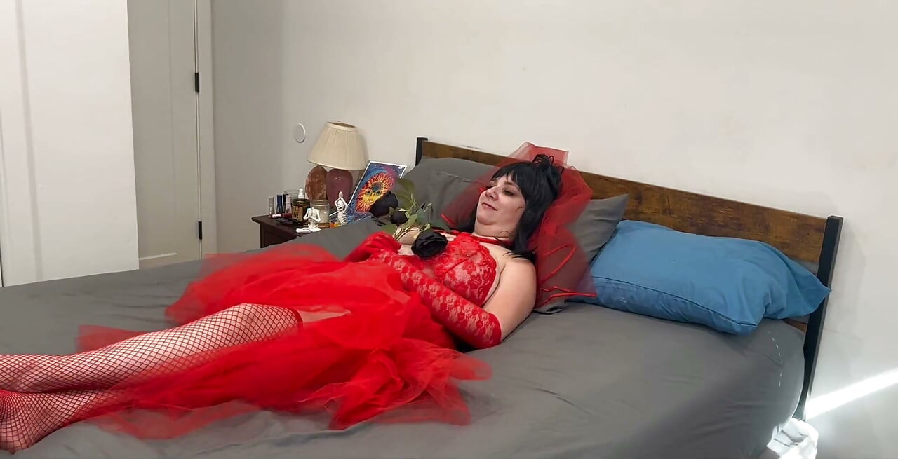 Lydia Deetz Drains Beetlejuice of His Juices