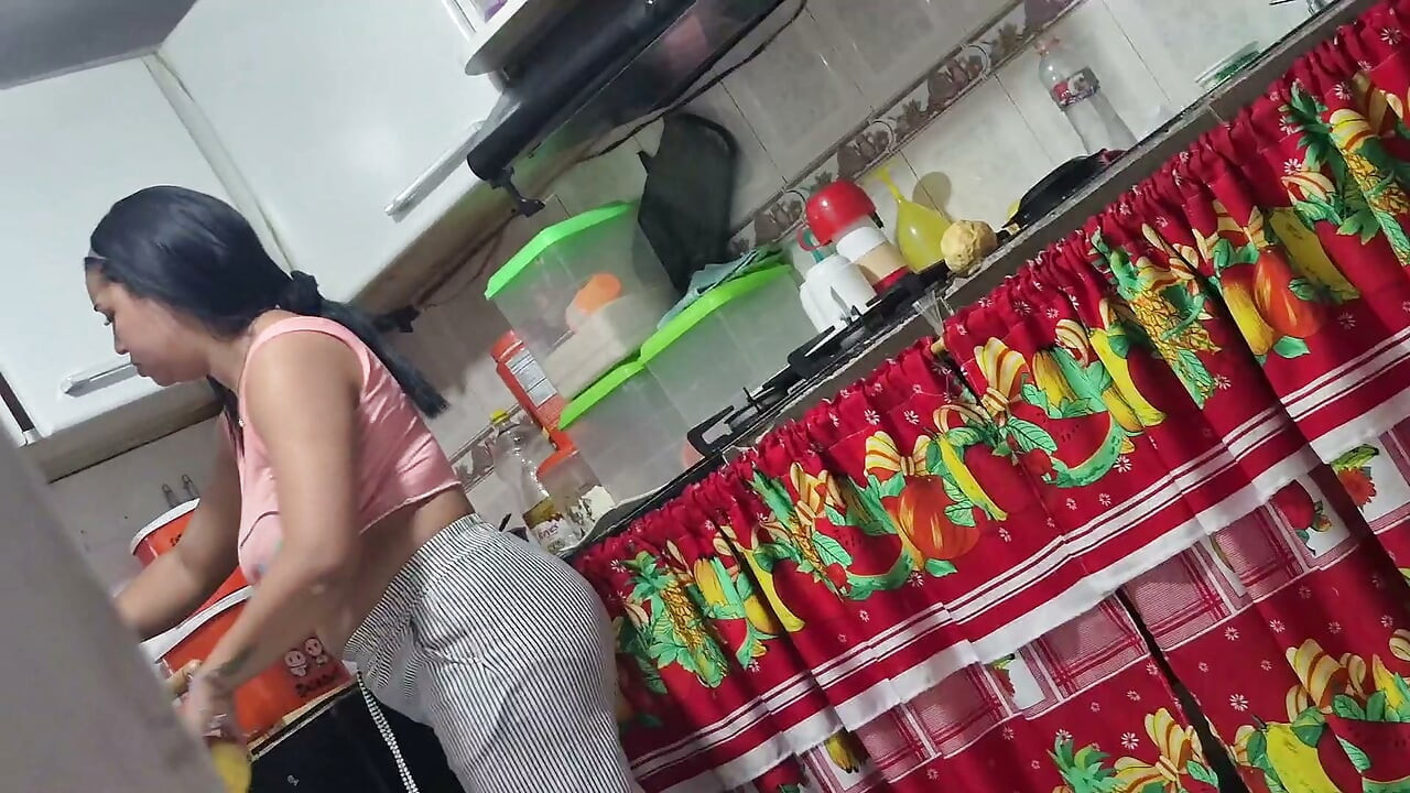 كانت تطبخ فقط في مطبخها الجديد حتى لمس طيزها