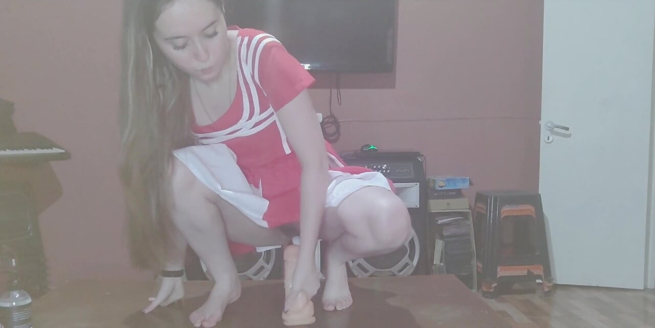 Une pom-pom girl sexy se masturbe après avoir applaudi