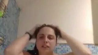 Menina com peitos grandes toma banho