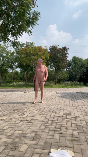Skakanje gola u javnom parku