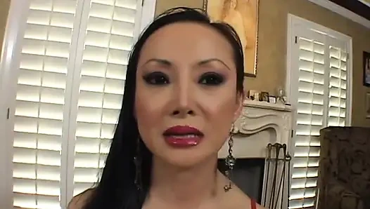 Cewek hot asia yang lagi sange nungur di ranjang dan dientot habis-habisan