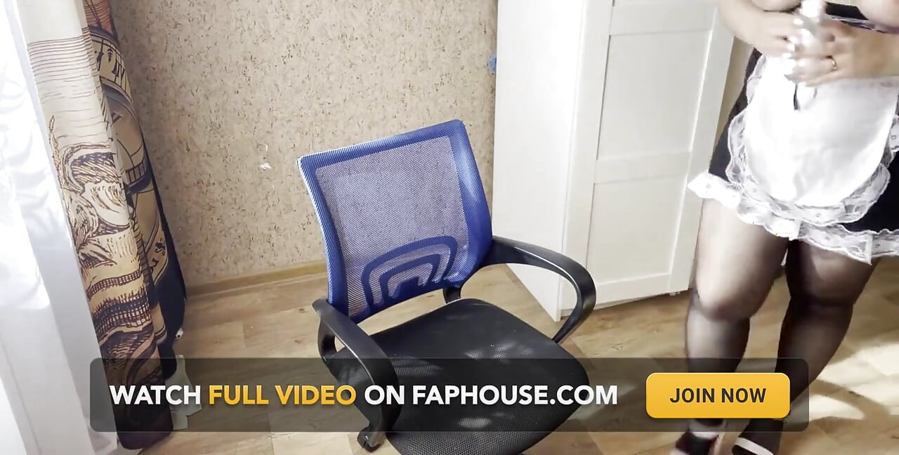 Νεαρή υπηρέτρια με μεγάλα βυζιά δαχτυλώνει το μουνί της ενώ μιλάει