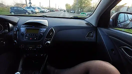 Элегантная зрелая мачеха соблазняет своего пасыня ногами в машине, утром на публике