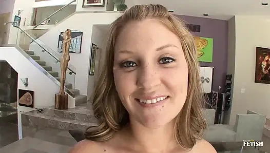 Blondes teen mit dicken möpsen will sperma in ihre enge muschi bekommen