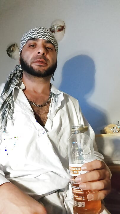 Грязный джанкбро, одетый в афганскую одежду, писающий в носки и пьющий