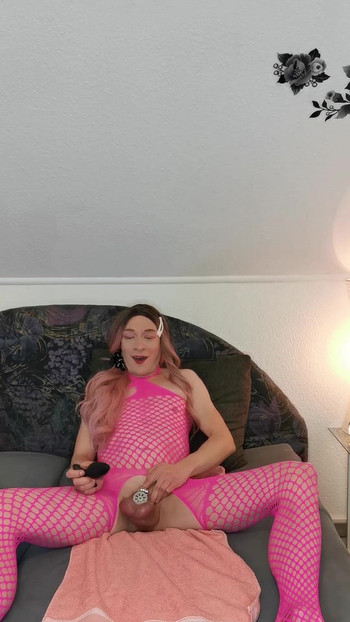 それがシシーが来る理由だ......檻に閉じ込められ、クリームがたっぷり入ってる