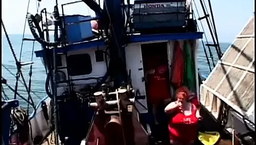 Büyük kaltak bir adam tarafından sikiliyor ve dölleniyor