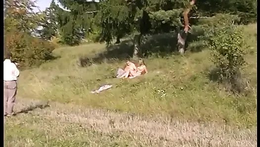 Büyük memeli sarışın amcığı açık havada yalıyor ve çarpıyor