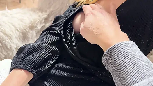 Ehefrau enthüllt und spielt in einer hotellobby mit ihrer saftigen muschi in der Öffentlichkeit