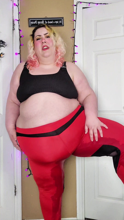 Astaga, itu ada dimana-mana! Kandung kemihku nggak kuat lagi.