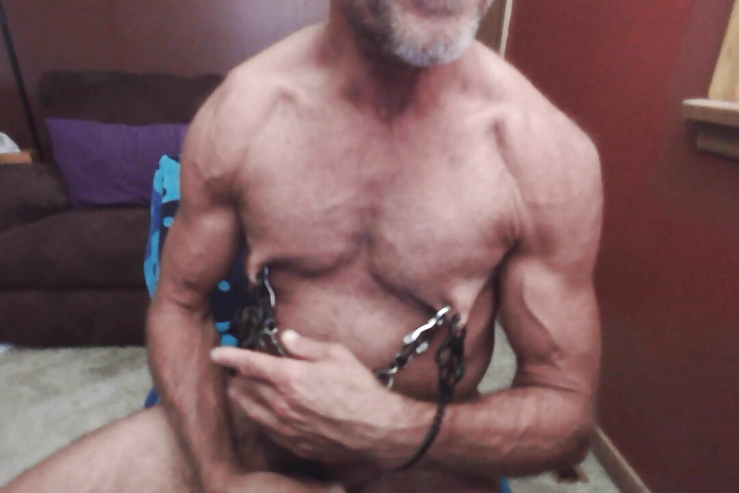 Gay Pig clamping nipples and wanking, flexing