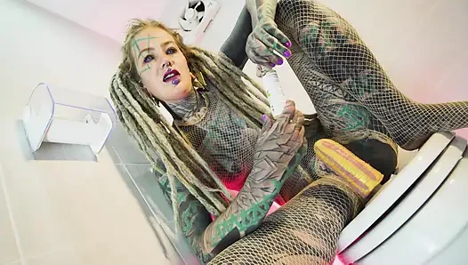 Dövmeli alternatif kız tek başına sidik oyunu - dövmeli güzel parmaklar ve sert işiyor