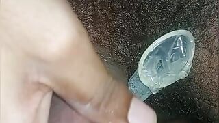 ()Chico indio, bomba peneal, condón en video de masturbación