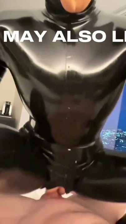 Stăpâna Pisică în Latex Complet Teasează, Dă JOI și Își Dezvăluie Partea Naughty | Clip 1