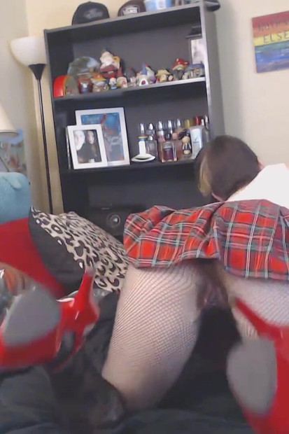 गैसी कॉलेज गर्ल इसे चीरने देती है