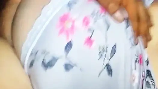 Gurke und dildo in der muschi einer reifen, vollbusigen milf