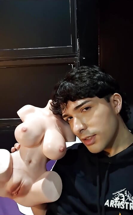 Yeloly Toys kutularını açıyor