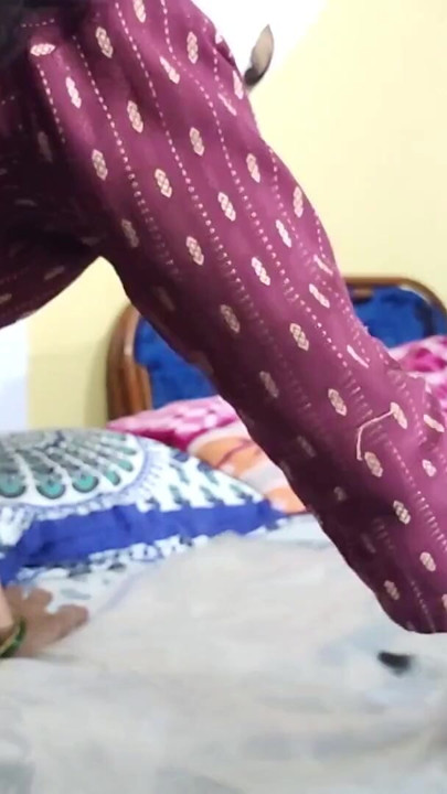 인도 섹시녀 마을 와이프 보지 면도, 내 친구 마누라 방 면도 보지 봤어 | 클립 3